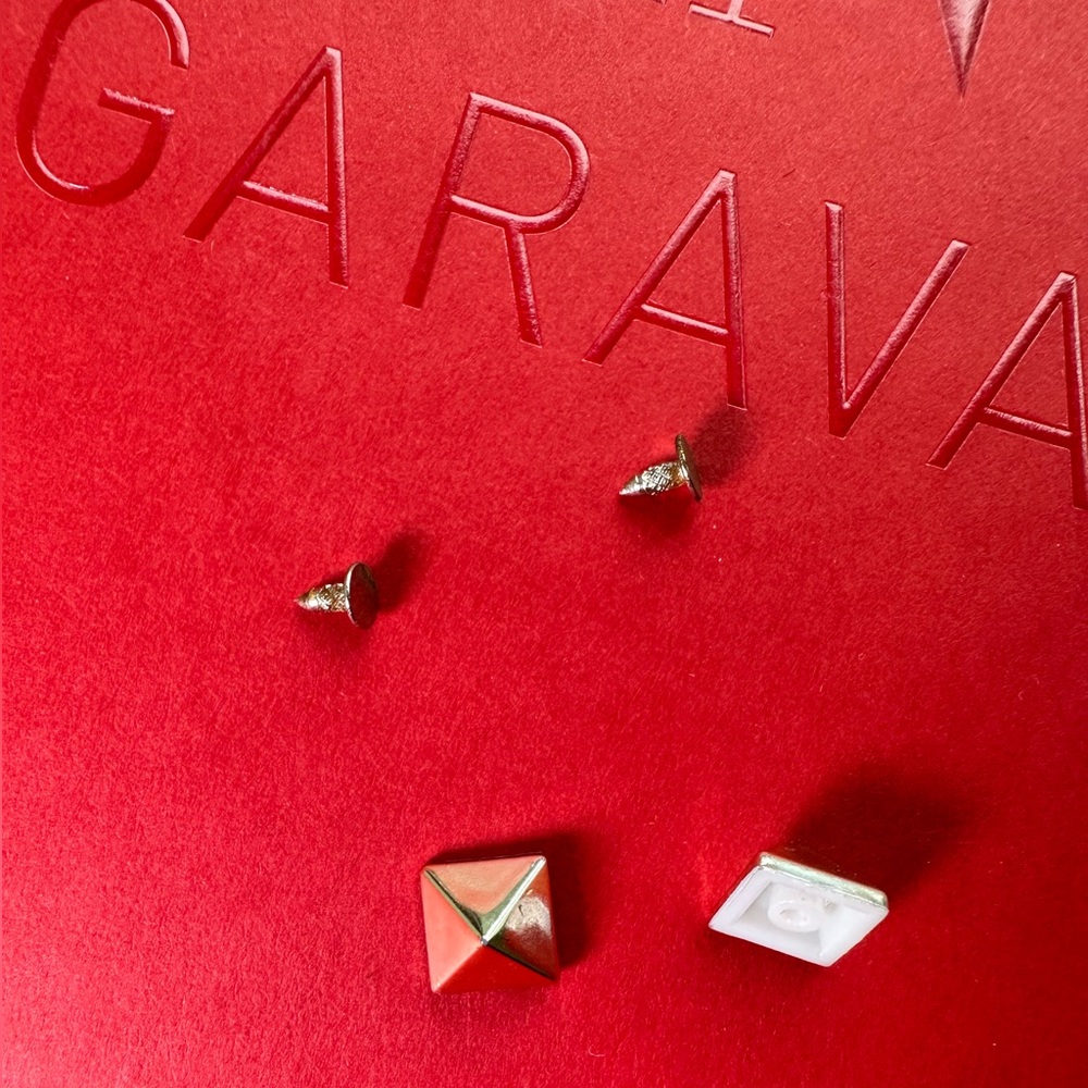 Valentino Rockstud Replacement Stud
Gold Pyramid : bags/shoes without back